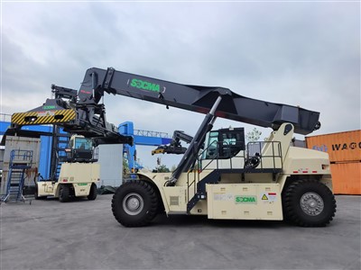 Socma Electric 45T Container Reach Stacker satamaan