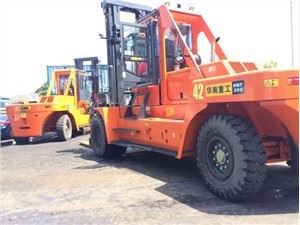 28 tonnin raskas trukki, väri oranssi, nostosäiliöt